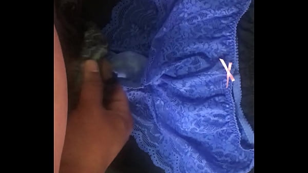 射在原味藍色全蕾絲內褲上 有汗味跟體香 用另一件原味套住