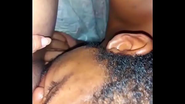 Chupando gostoso a bct da minha coroa