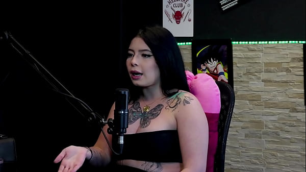 Morena gostosa e tatuada most seus gndes peitos no jogo do "eu nunca" logo ap&oacute;s falar que estnhou o grelo da amiga e o que fez no sexo kalyca watch sheer red 