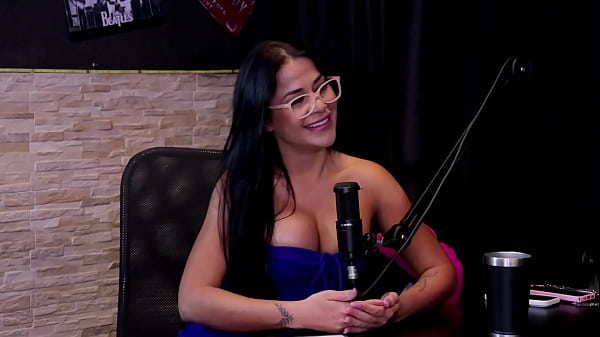 Morena gostosa e tatuada most seus gndes peitos no jogo do "eu nunca" logo ap&oacute;s falar que estnhou o grelo da amiga e o que fez no sexo kalyca watch sheer red 