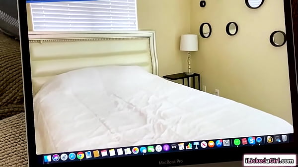 Teen_teases busty stepmom to_masturbate