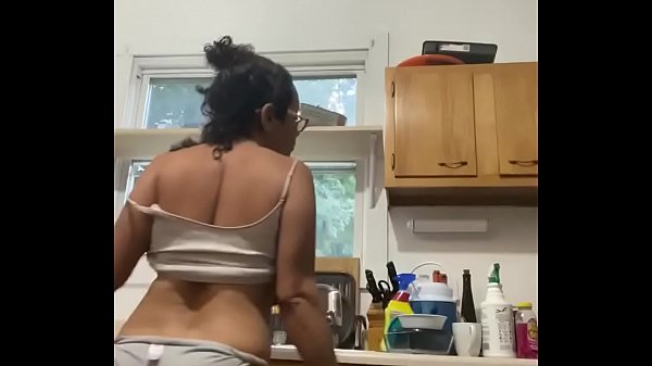 Play MP4 - Latina MILF having fun doing the dishes