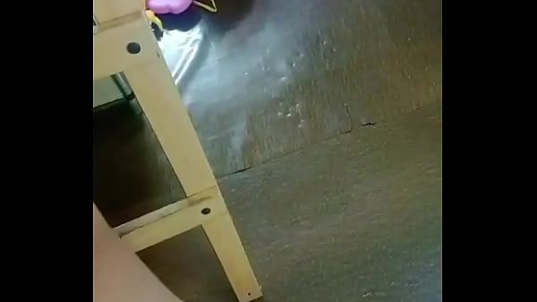 Play MP4 - El casero me da por mi culito para pagar el alquiler