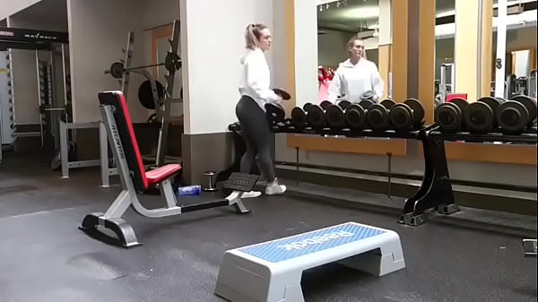 Nonton Supermodel Blows Ass In The Middle Of Her Workout thumbnail