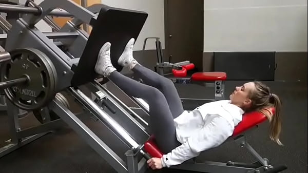 Supermodel blows ass in the middle of her workout
