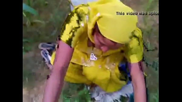 Cheating Bhabhi getting pussy fucked_in field by dever