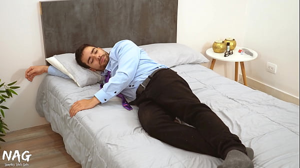 Nonton Esposo Llega A Descansar Mientras Su Chica Lo Seduce, Intenta Tener El Control Pero Todo Se Da Vuelta Cuando El Toma El Poder thumbnail