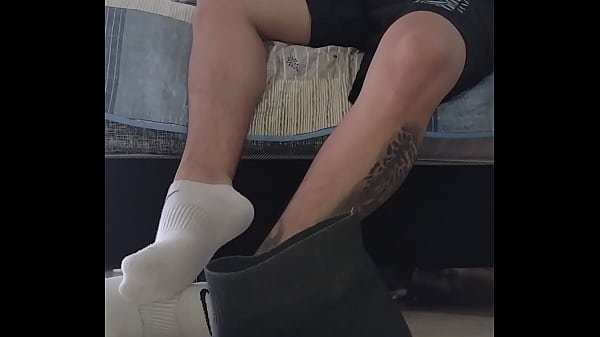 Play MP4 - Latino Big feet