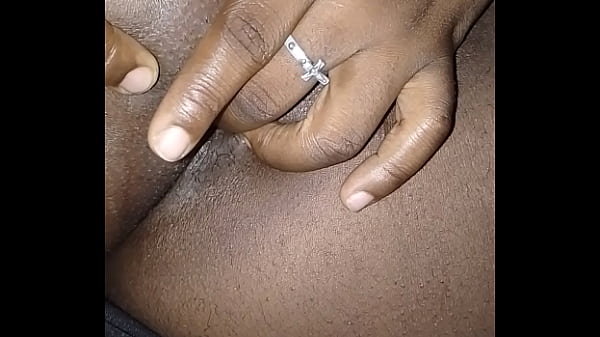 Sei que voc&ecirc;s amam quando eu brinco com a minha cona molhadinha 