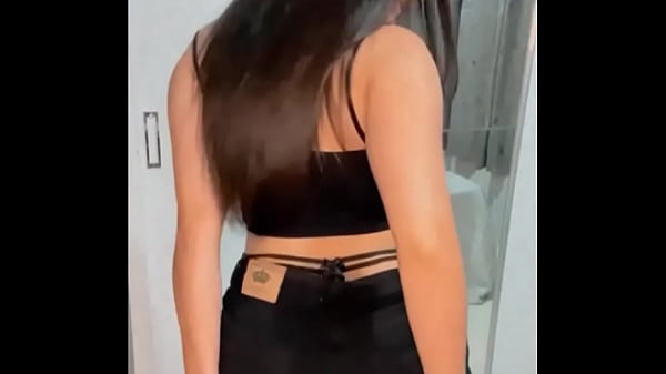 Novinha rabuda se exibindo e fudendo com dildo