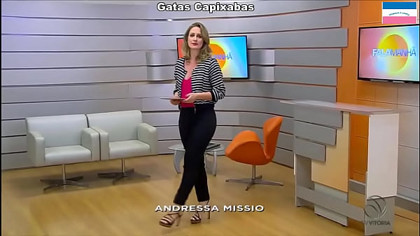 Apresentadora Super Gostosa de cal&ccedil;a colada 