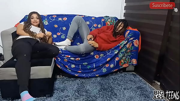 Play MP4 - Follando con mi hermanastro mientras que vemos pelicula me encanta coger con la polla de mi hermanastro esta mejor que mi padrastro