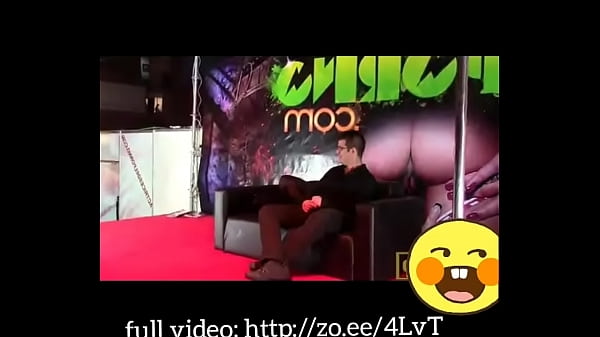 Nonton Girl Gets Banged In A Threesome On Party Stage Playing Chainsmokers & Coldplay. thumbnail