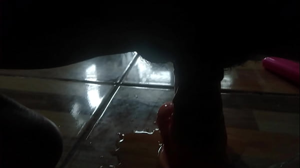 แหย่ควยปลอมเข้าไปในรูหีจนน้ำแตก