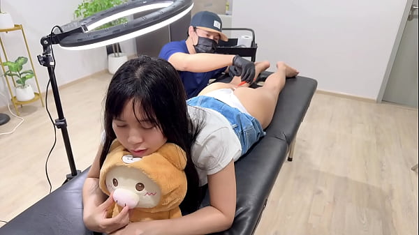 Play MP4 - Cute girl seduce her tattoo artist while horny