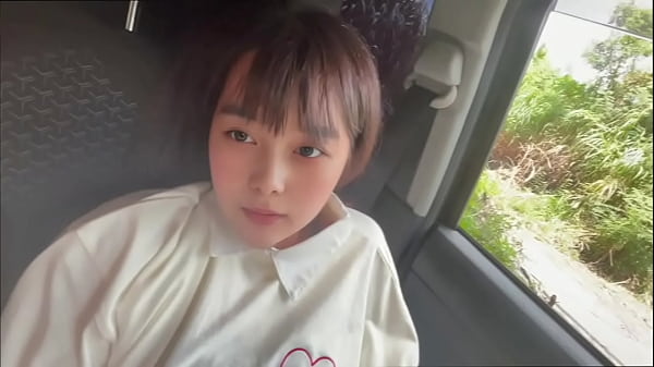 車が左右に揺れるほどSEXをしている付き合って1ヶ月目のカップル