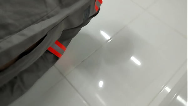 Nonton Trabalhador Mostra Rola No Vesti&aacute;rio thumbnail