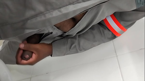 Trabalhador mostra rola no vesti&aacute;rio 