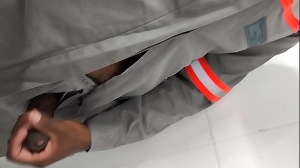 Trabalhador mostra rola no vesti&aacute;rio 