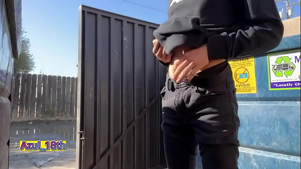 Un joven caliente se desnuda en diferentes partes de la ciudad 