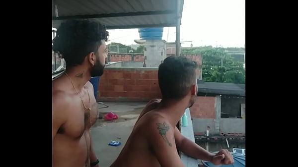 Eu e meu vizinho fomos foder na laje e_quase fomospegos