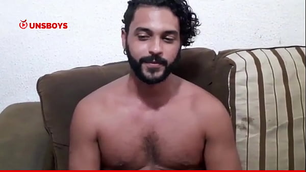 Ator porn&ocirc; brasileiro participa de  entrevista caliente l   v&iacute;deos completos em UNSBOYS. 