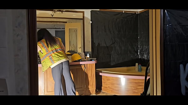 Nonton Contractor Hired To Fix The Floor Caught Masturbating thumbnail