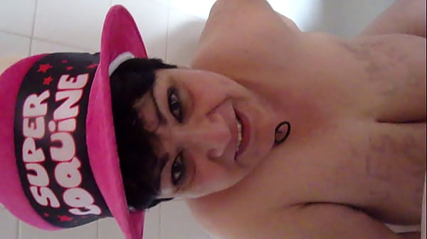 Play MP4 - L'esclave Marie se fait arroser ses seins d'urine