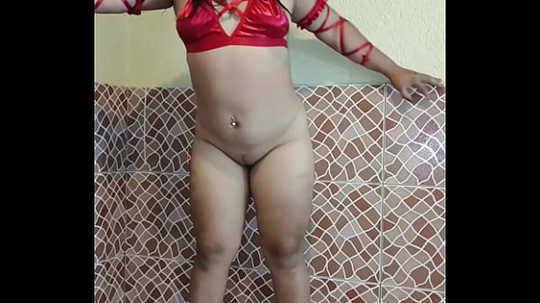As&iacute; le gusta lucirse a esta hotwife con su trajesito de diabla le queda una delicia 