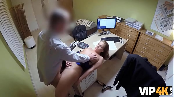 VIP4K. La femme n'hésite pas à se connecter avec le puissantusurier