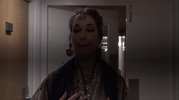 Play MP4 - Indian Actress dare to walk naked in hotel with see through saree and guest see her