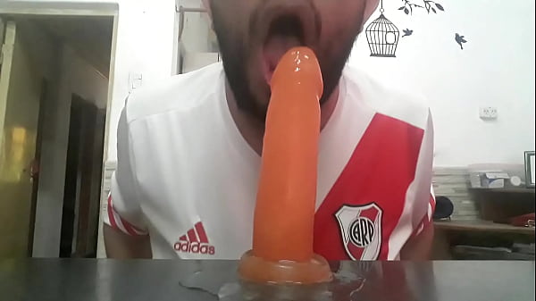 Chupando_el juguete de mami 12