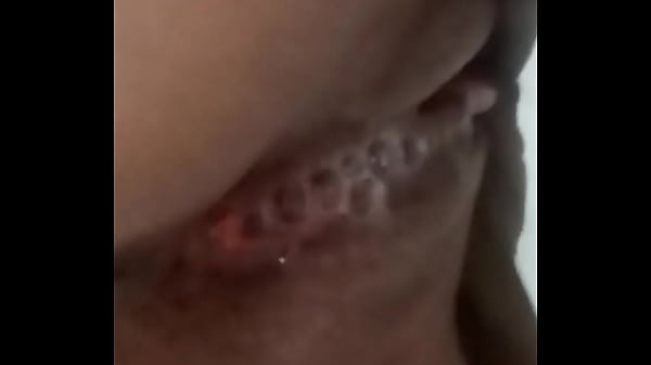 Bucetinha colocando a porra pra fora