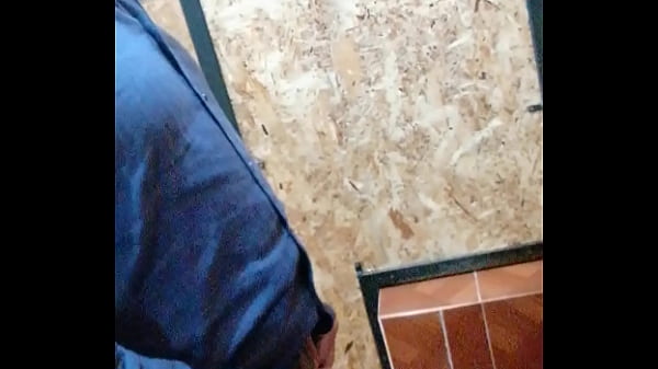 Verga de se&ntilde_or herero orinando