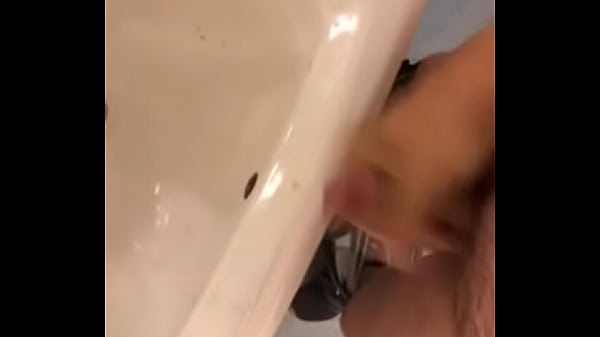 Nonton Masturbating In The Bathroom thumbnail