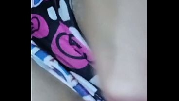 Mi vecino me pide que le muestre mis grandes tetas y le diga papi te gusta mi vagina
