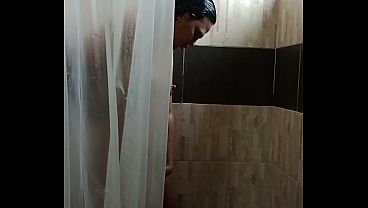 me espian mientras estoy tocandome en el ba&ntilde;o 