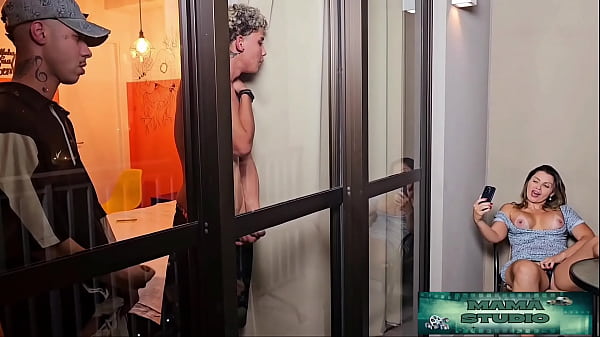 Play MP4 - Mama Studio em&colon; Madrasta pega os dois Primos Novinhos se Masturbando&period; E n&atilde;o deixa barato parte pra cima e faz um sexo gostoso com os dois - Gratis