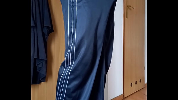 Masturbacja w śliskich szmatach gejowskich 