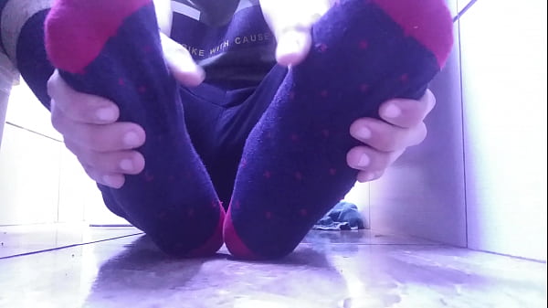 Play MP4 - SWEATY SIZE 10 FEET IN LEATHER SHOES