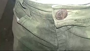 Pantal&oacute_n orinado con pa&ntilde_al de tela sucio