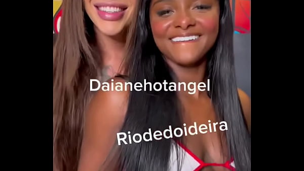 Eu e bonequinha brincamos gostoso 