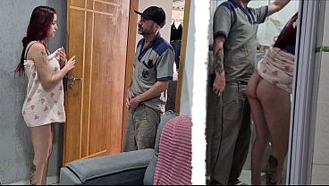 Casada sozinha em casa chama encanador e o provoca se exibindo so de toalha de banho