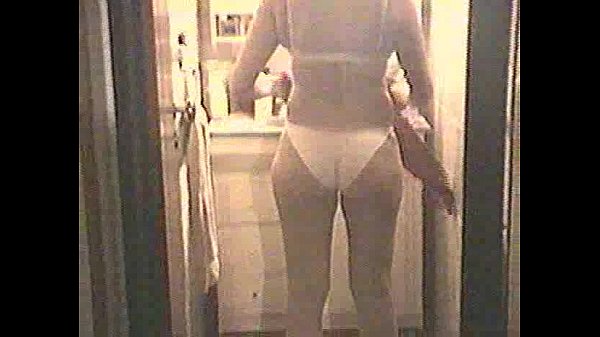 Play MP4 - mature wife preparing bath