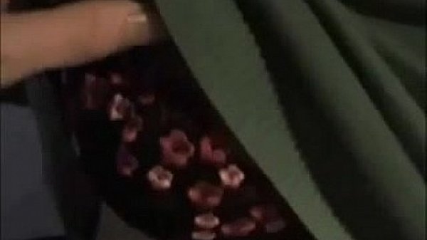 Nonton Babe Cums While Guy Fingers Her Juicy Shaven Cunt thumbnail