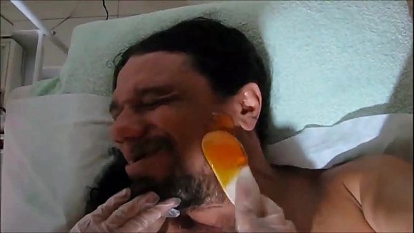 DEPILANDO O BIGODE COM CERA QUENTE PARA GRAVAR PORNO BEIJANDO AS NINFETINHAS NOVINHAS