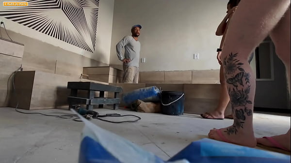 O pedreiro da obra nem tirou o uniforme tra fuder as patroas 