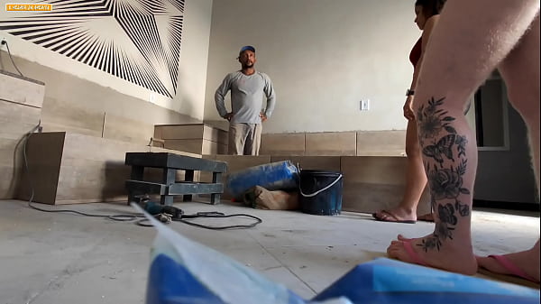 O PEDREIRO DA OBRA NEM_TIROU O_UNIFORMETRA FUDER AS PATROAS