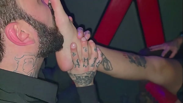 Play MP4 - free foot fetish session with professional fetishist at the swing club - real footage