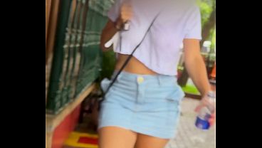 Flashing tiny white crop top, all wet at the brazilian carnival block party... They go fucking crazy - Exibindo Blusinha curtinha branca e molhada no bloquinho de carnaval... Eles ficam malucos. 